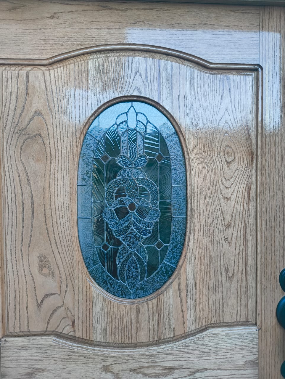 Vitral artesanal en puerta — diseño tradicional